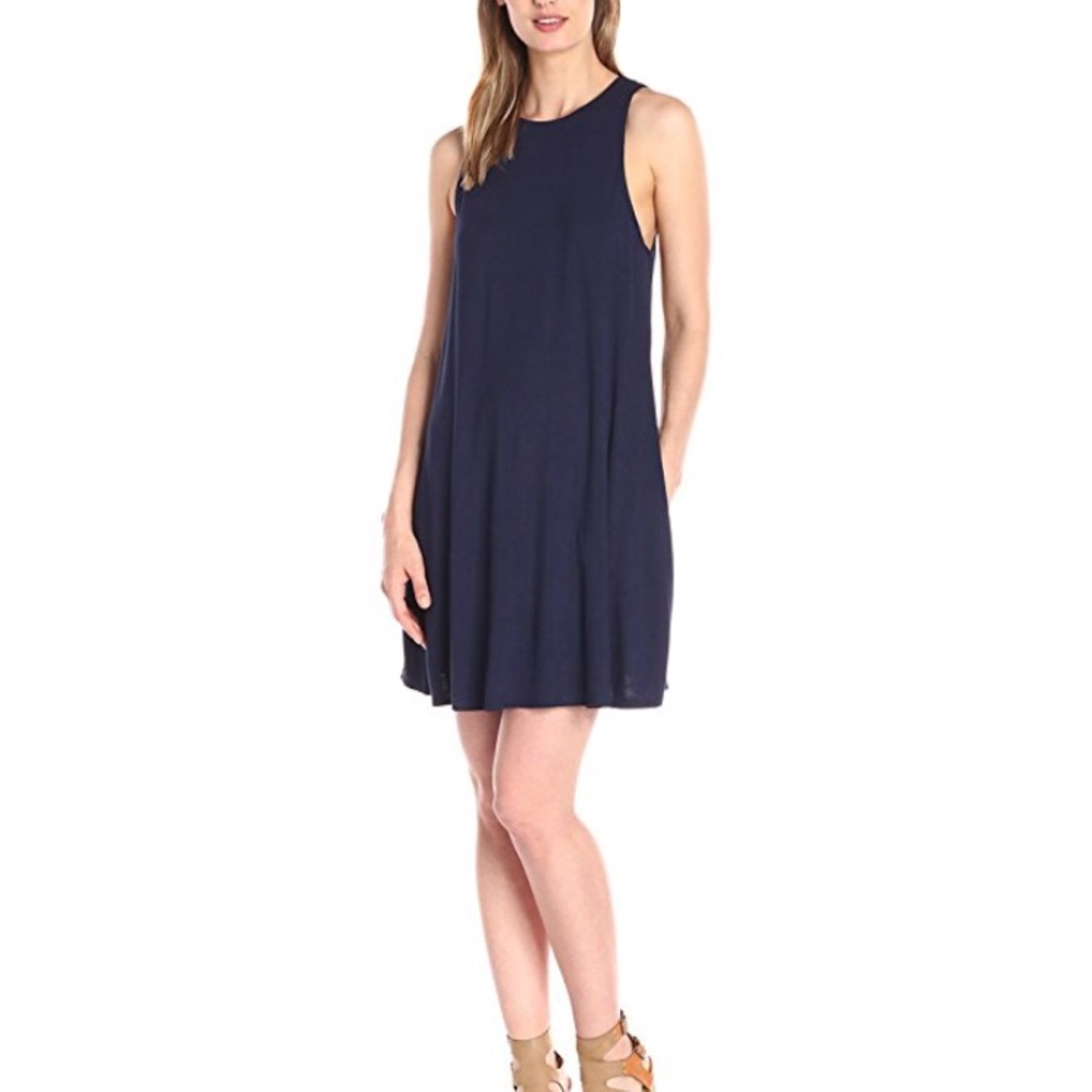 Socialite: Black sleeveless dress w/ pockets